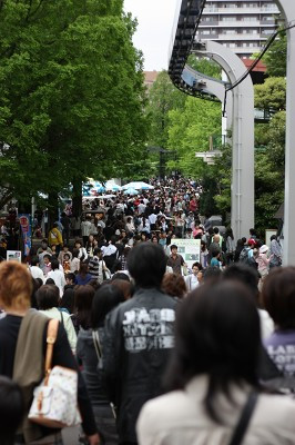 5月上旬の人ごみの中の休日