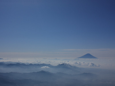 10月上旬の澄みきった青空とともに